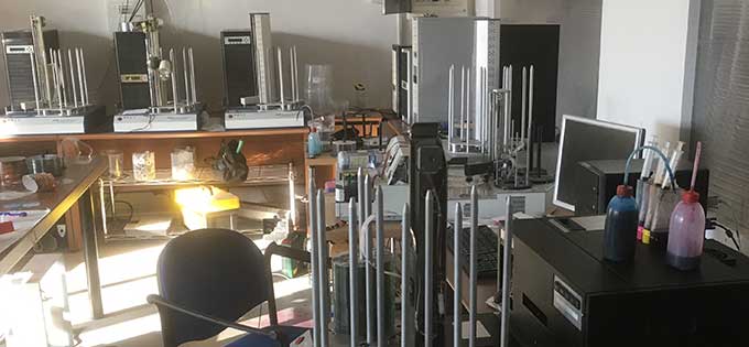 Supporti musicali CD e vinili su un tavolo di lavoro
